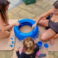 Aproveita o lixo e faz brinquedos para creches