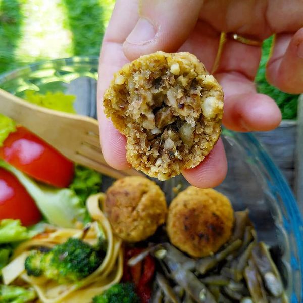 Bolas de grão e caju com toque de manjericão