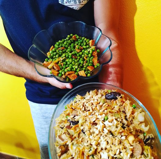 Ervilhas com chouriço e arroz frito