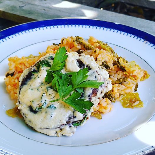 Hambúrguer com natas e arroz de tomate com couve lombarda