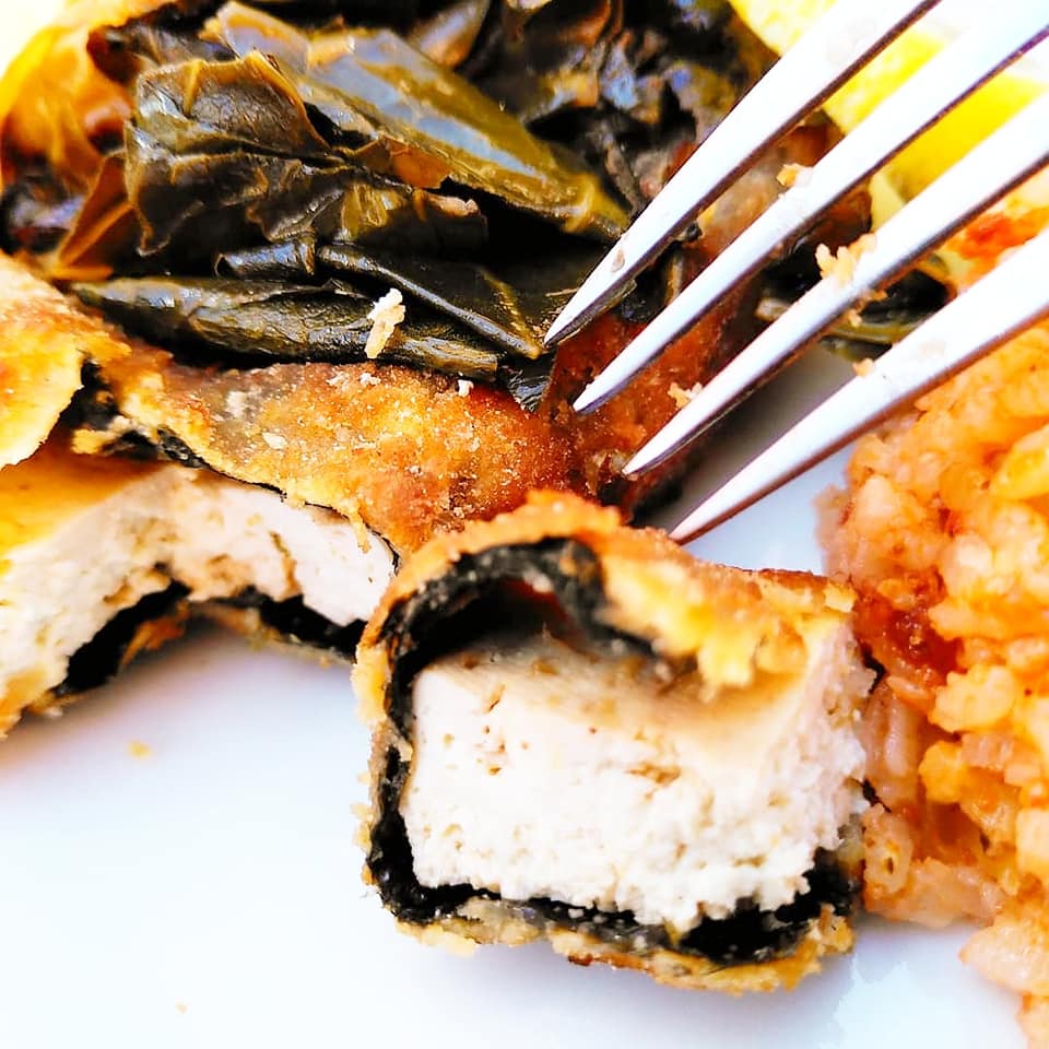 Tofiletes com arroz de tomate e couves salteadas