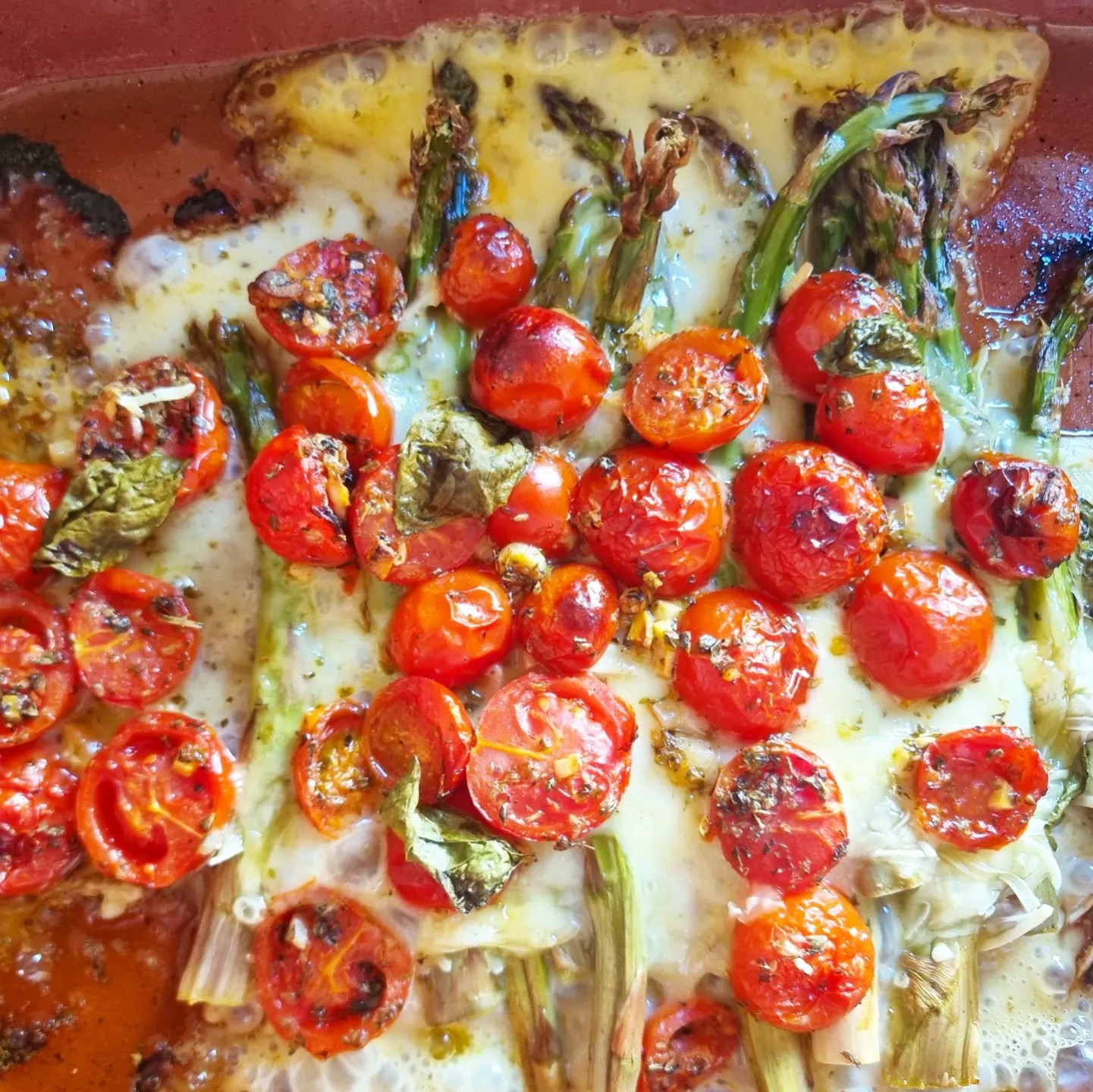 Gratinado de espargos e tomate cherry