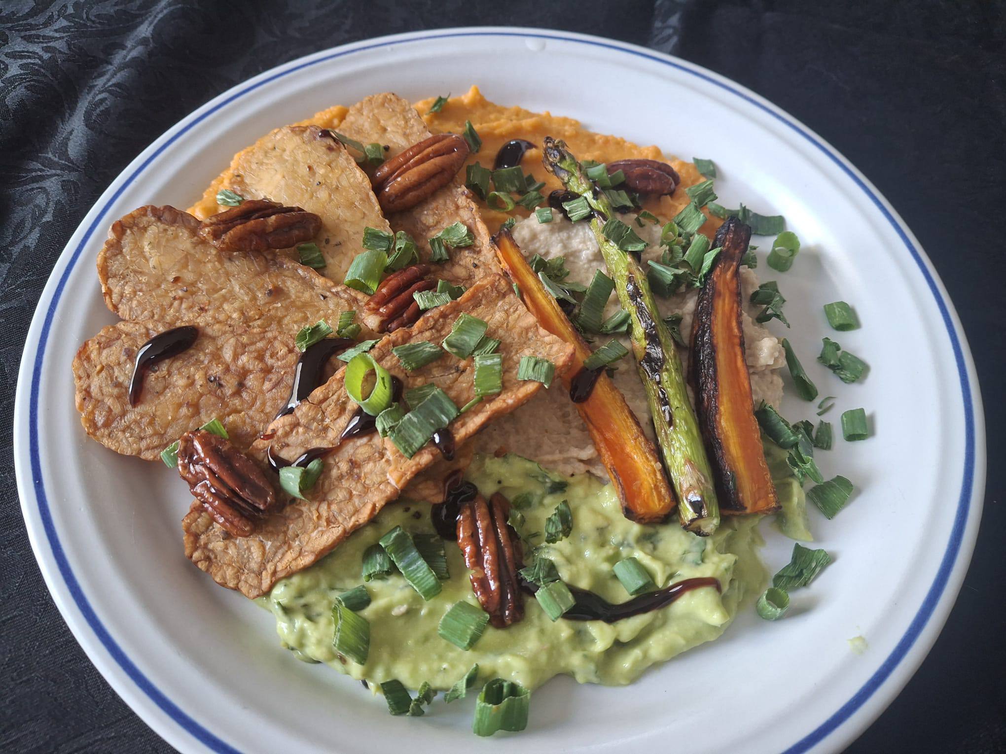 Lascas de Tempeh com nozes caramelizadas em cama de 3 pures com espargos e cenoura