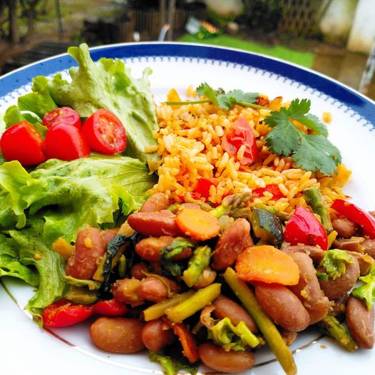 Legumes salteados com arroz de tomate