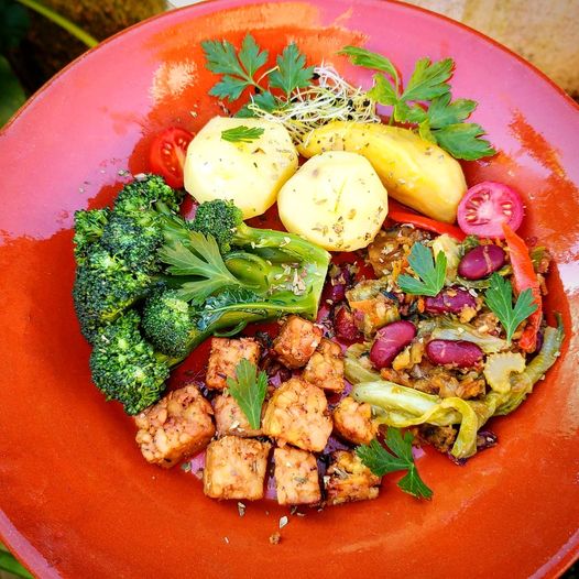 Legumes cozidos com couve e feijão salteados e bróculos