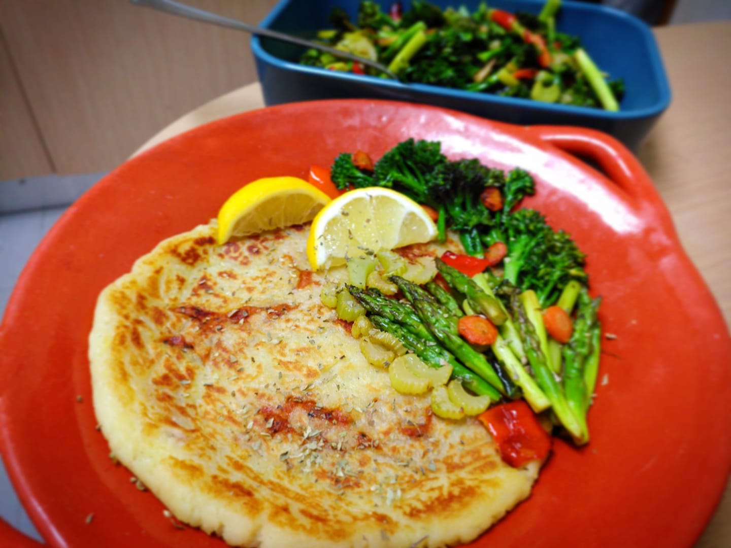 Pão de batata com legumes salteados