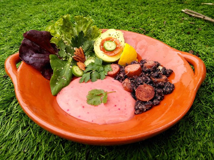 Feijão preto com salsicha com puré de beterraba 