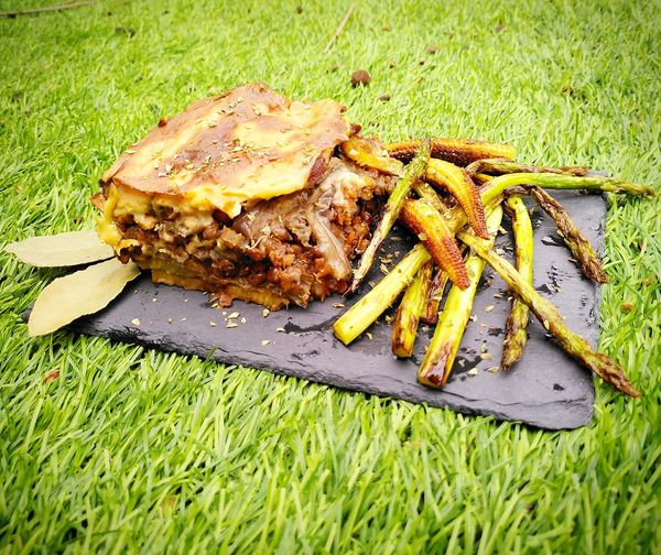 Moussaka com legumes grelhados