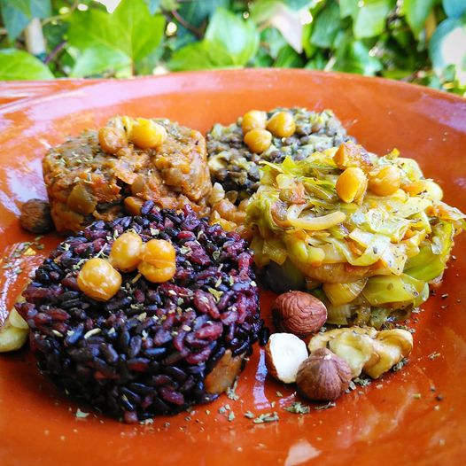 Tomatada de beringela e lentilhas de coco com arroz negro e legumes