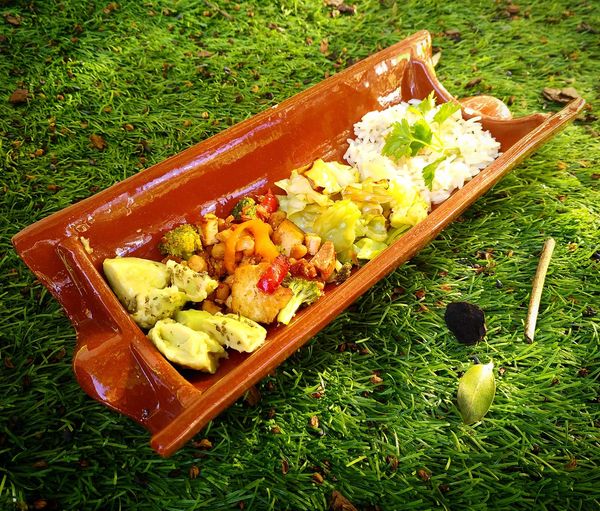 Feijão de soja com pimentos, tofu e brócolos