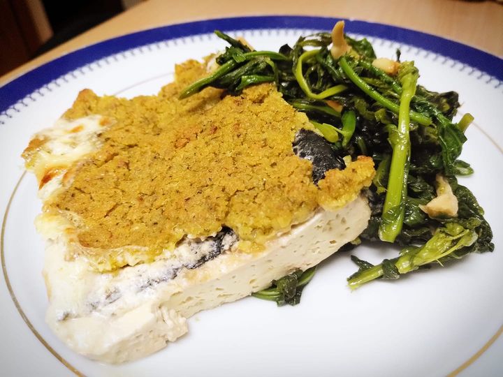 Tofu com natas em broa de milho com grelos