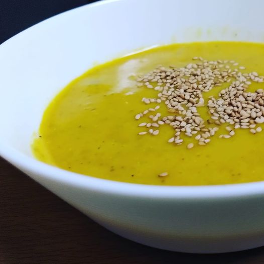 Sopa de abóbora e gengibre com lentilhas e cereais