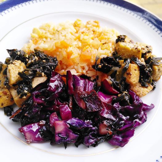 Tofu Al Mar com couve roxa 