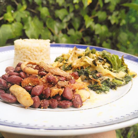 Feijão e cogumelos com couve e arroz branco