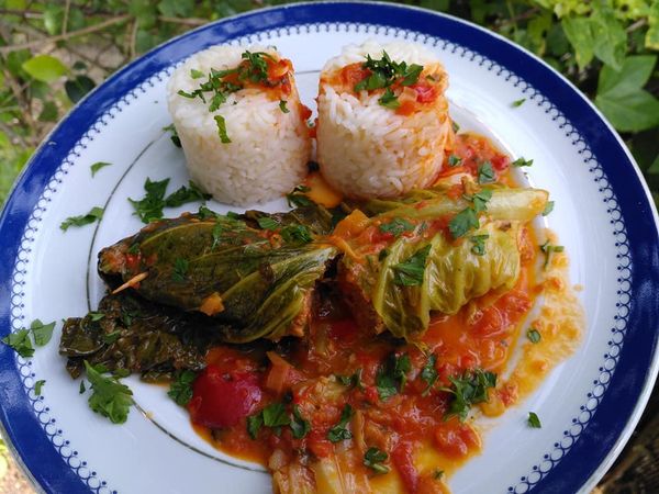 Salsichas frescas enroladas em couve lombarda